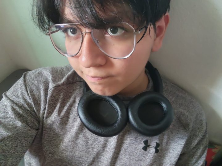 Yelt con audífonos